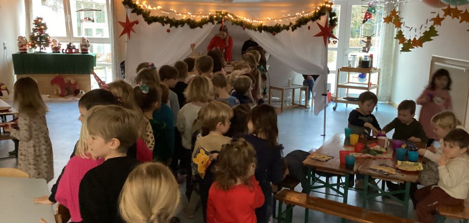 Weihnachtsmarkt imTurnraum der Kita Farbenspiel