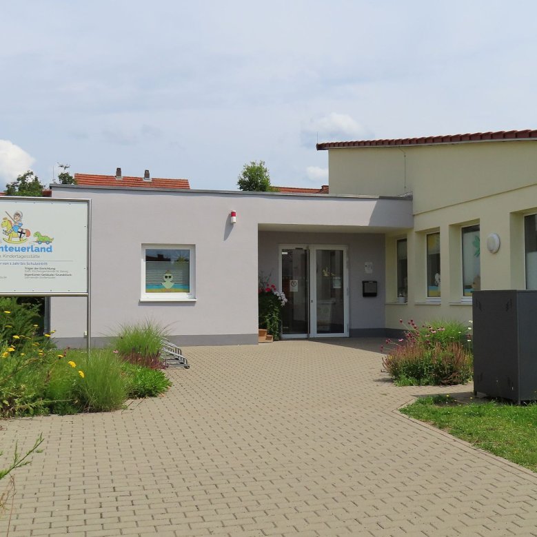 Eingangsbereich der Kath. Kita St. Georgs Abenteuerland Großenlüder - Link öffnet seitenüberlagerndes Dialog-Fenster