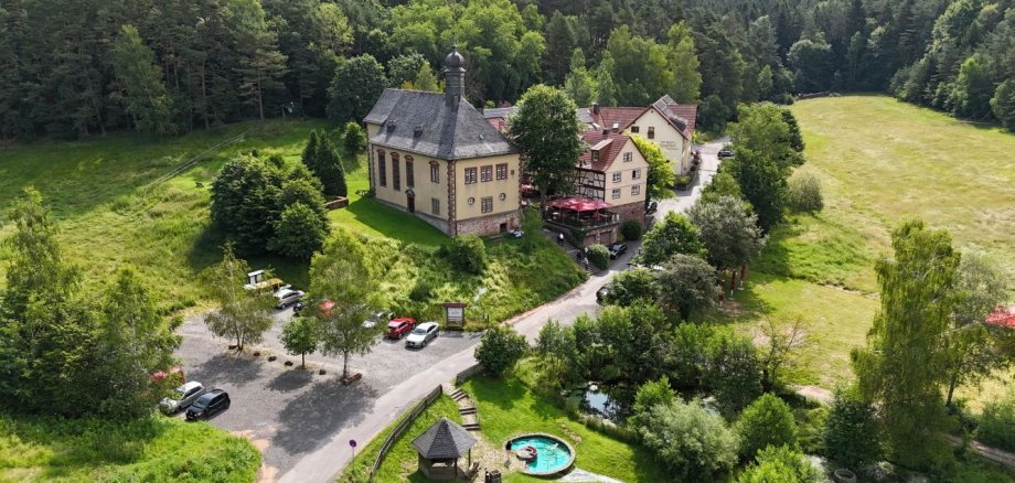 Blick von oben auf die Wallfahrtskapelle und den Jagdhof Kleinheiligkreuz in Kleinlüder