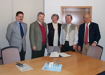 Krippenausstellung Großenlüder - Abschluss des Schenkungsvertrages Beim Abschluss des Schenkungsvertrages stehen nebeneinander v. l. der damalige I. Beigeordnete Karl Süss, der damalige Bürgermeister Helmut Will, das Ehepaar Ida und Walter Odenwald und der Notar Ulrich