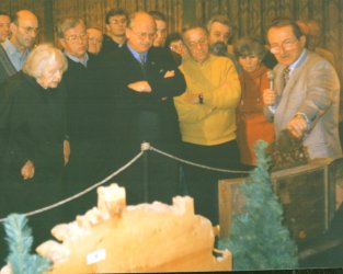 Krippenausstellung Großenlüder Walter Odenwald (rechts) führt Besucher durch die Krippenausstellung im Dezember 2000 im Bürgerhaus Großenlüder