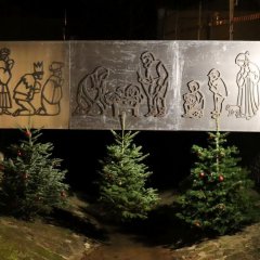 Krippendarstellung aus Metall an der Brücke im Ortsmittelpunkt von Großenlüder - Link öffnet seitenüberlagerndes Dialog-Fenster