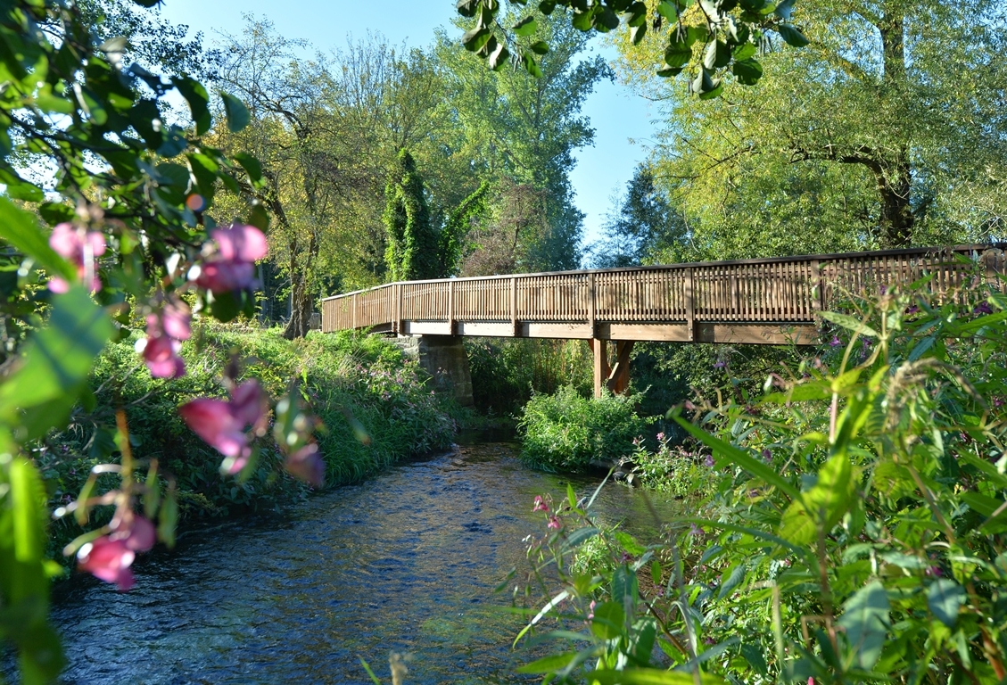 die Fußgängerbrücke über die Lüder zum Sodegarten