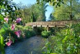 die Fußgängerbrücke über die Lüder zum Sodegarten