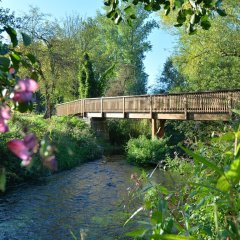 Historischer Naturpark Sodegarten Großenlüder die Fußgängerbrücke über die Lüder zum Sodegarten