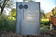 das Metallschild am Eingang mit der der Inschrift Historischer Naturpark Sodegarten Großenlüder