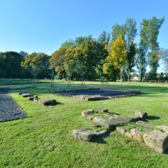 ein Blick in den historischen Naturpark Sodegarten Großenlüder mit einer großen Grünfläche und Resten der historischen Ausgrabungen - Link öffnet seitenüberlagerndes Dialog-Fenster