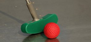 Minigolfschläger und Ball