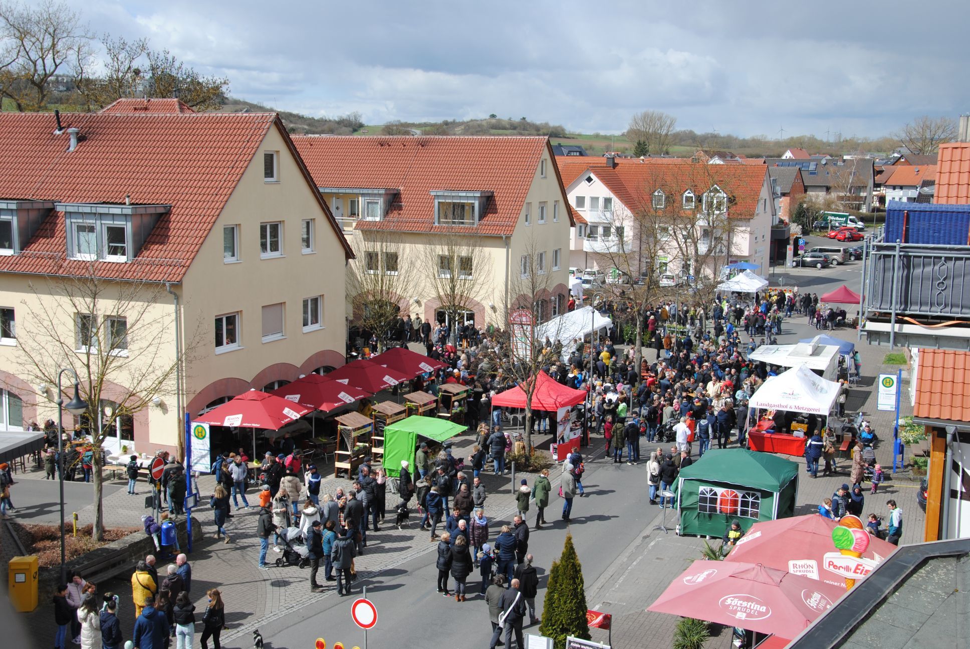 Lüdertalmarkt Großenlüder Blick von oben auf Stände des Lüdertalmarktes in der Lauterbacher Straße Großenlüder