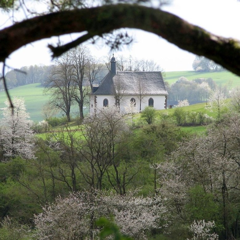 Blick auf die Langenbergkapelle - Link öffnet seitenüberlagerndes Dialog-Fenster